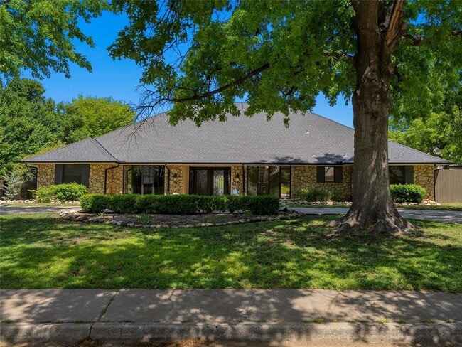Building Photo - 3025 Pine Ridge Rd