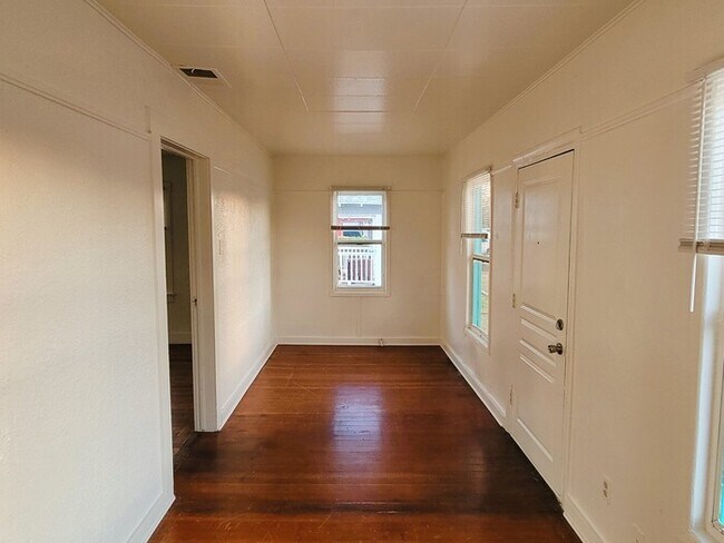 Foto del edificio - Charming Historical Home With A Lot of Cha...