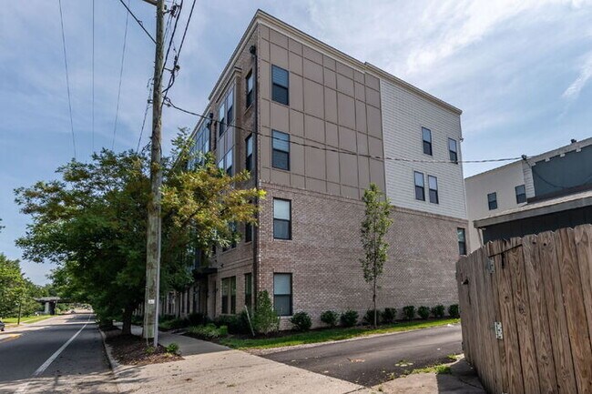 Building Photo - Expansive 3-Bedroom Apartment with 2.5 Bat...