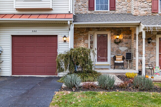 Foto del edificio - 558 Creekside Dr