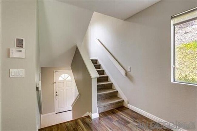 Building Photo - Gorgeous Tri-Level End Unit Home