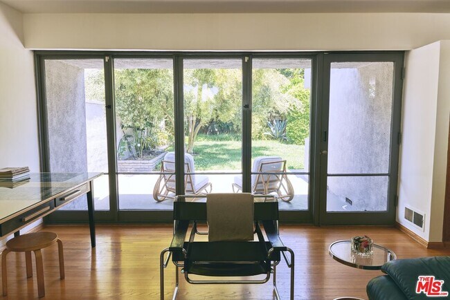 Foto del edificio - 423 W Ellis Ave