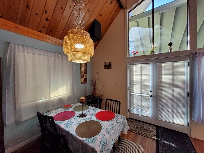 Foto del edificio - Adorable [furnished] - 2 Bed / 1 Bath A-Frame for Lease
