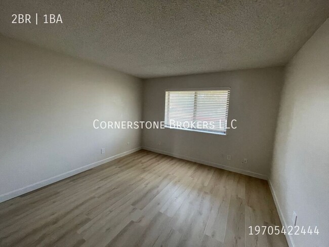 Building Photo - Newly remodeled apartment near Sunset base...