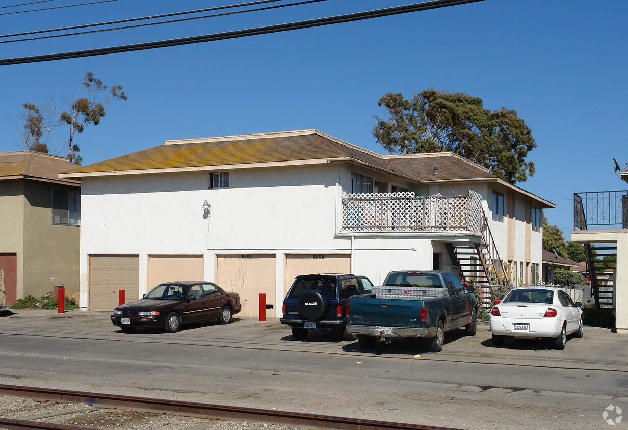 Building Photo - 4721-4727 Terrace Ave