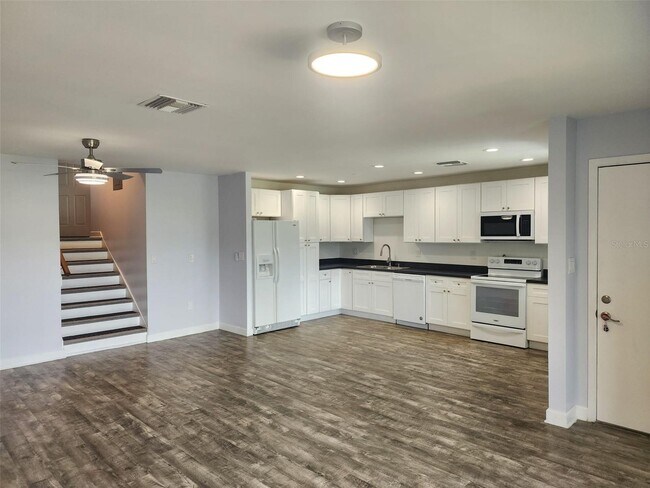 Foto del edificio - 14800 Walsingham Rd