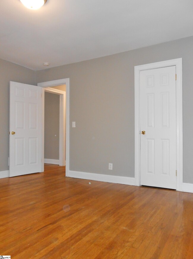 Building Photo - 21 Ridgeway Dr