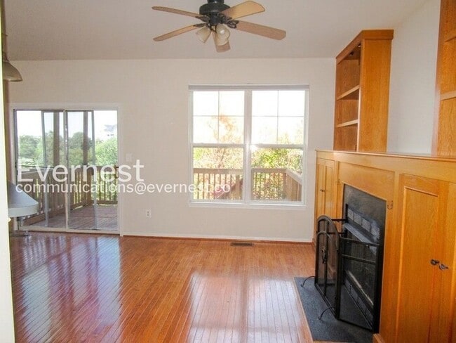 Building Photo - 3-Bed/2.5-Bath Townhome/Available Soon!