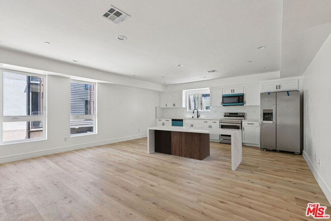 Building Photo - 2111 Holly Dr