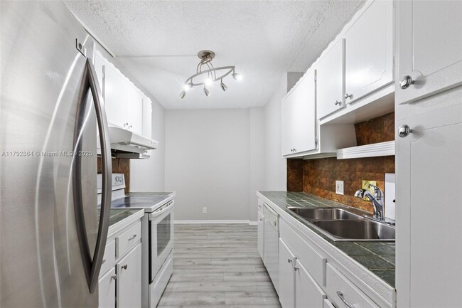 Building Photo - 4200 Hillcrest Dr