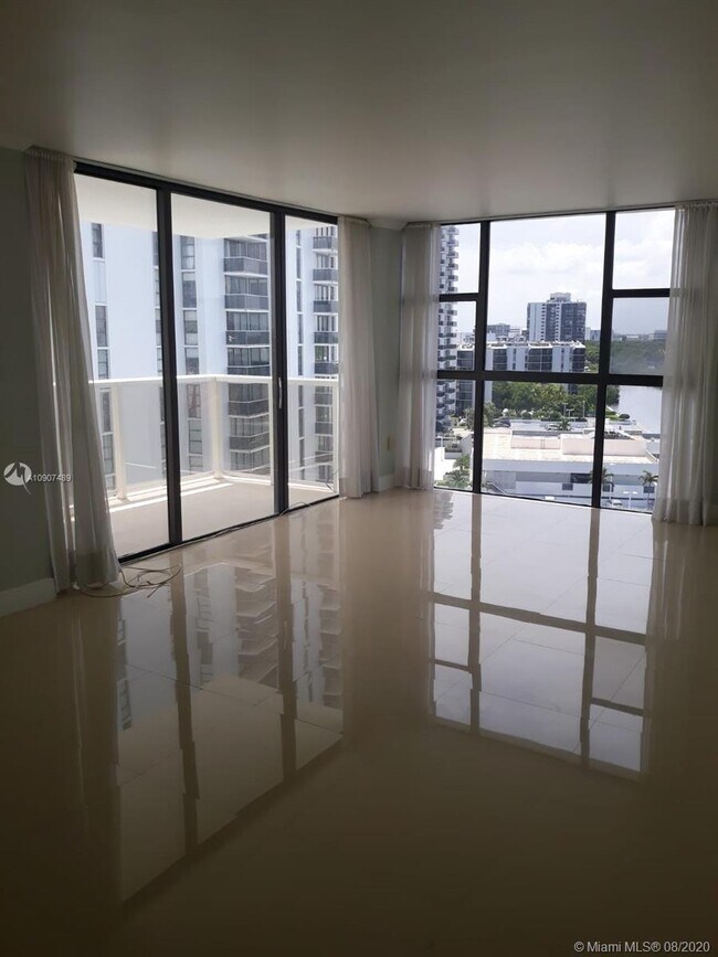 Foto del edificio - 3701 N Country Club Dr
