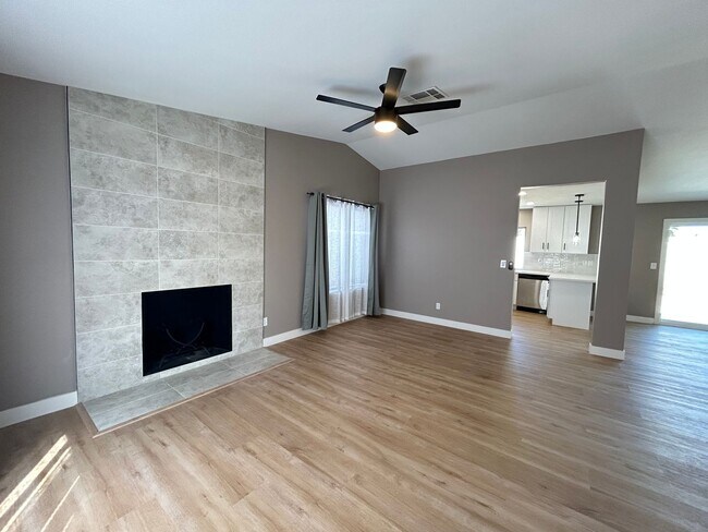 Building Photo - No HOA! 4-Bedroom 2-Bathroom!
