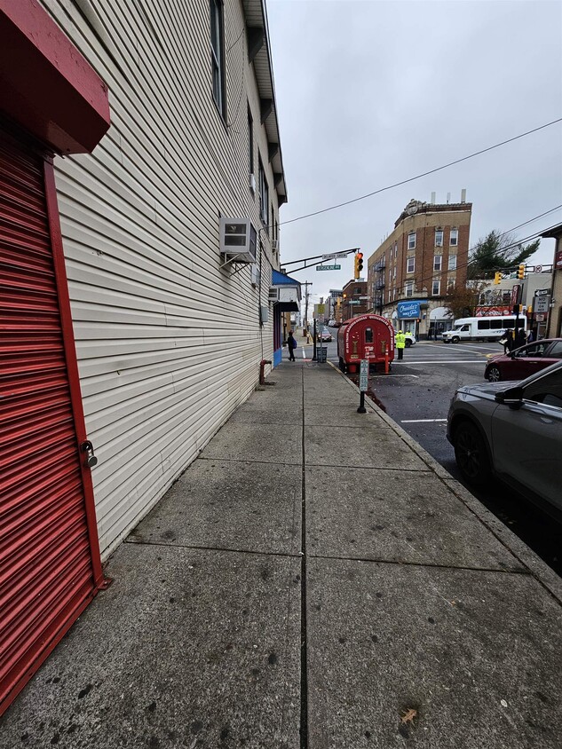 Foto principal - 6714 Bergenline Ave