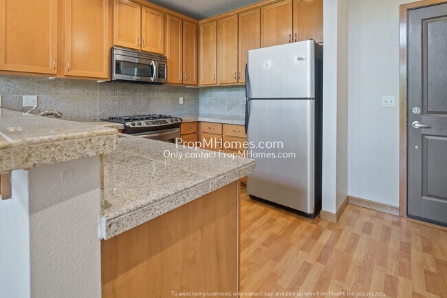 Foto del edificio - Light-Filled Top Floor Two Bedroom Plus Lo...