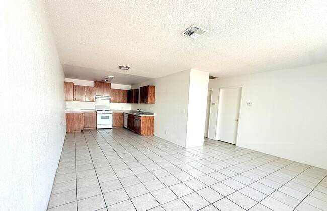 Building Photo - AVAILBLE NOW!! 2 Bed / 1 Bath Apartment in...