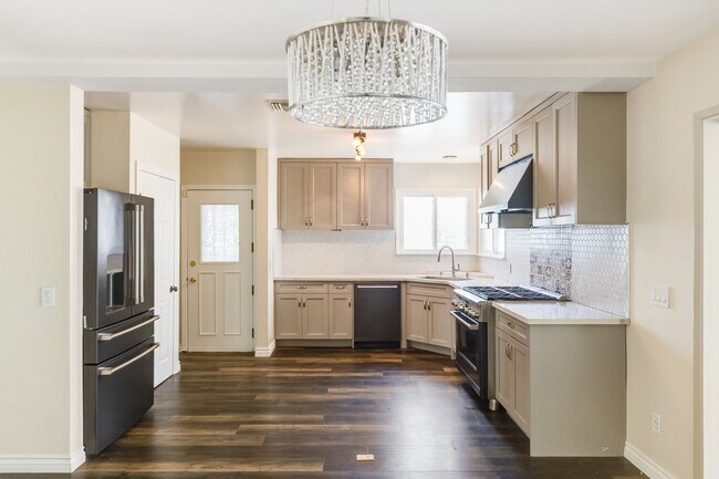 Building Photo - Beautifully Remodeled 4 Bed / 2 Bath Home in Prime Inglewood — Detached Garage + Spacious Yard