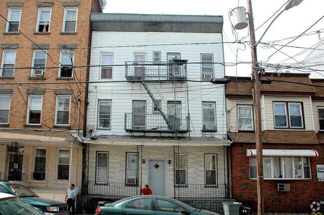 Building Photo - 529 27th St