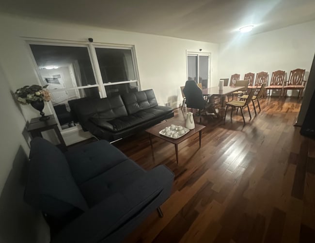 Foto del edificio - 8xxx Barrett Rd