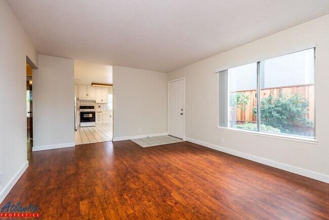 Building Photo - Lovely Cambrian Home | Private Yard
