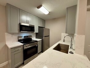 Building Photo - 2201 Fountain View Dr