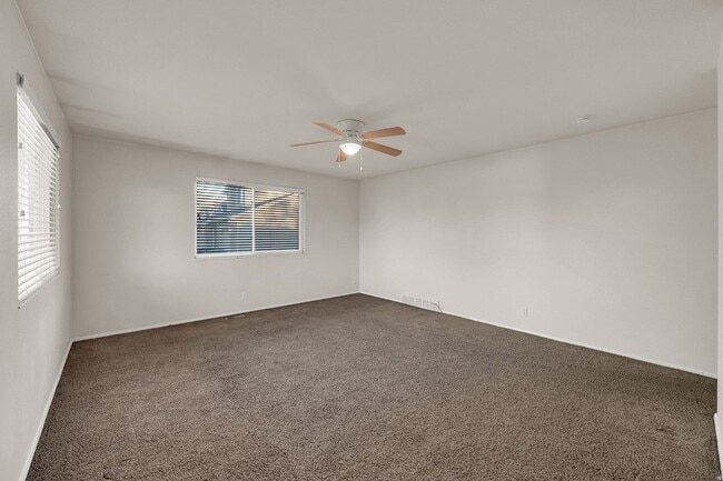 Building Photo - 916 Vics Rd