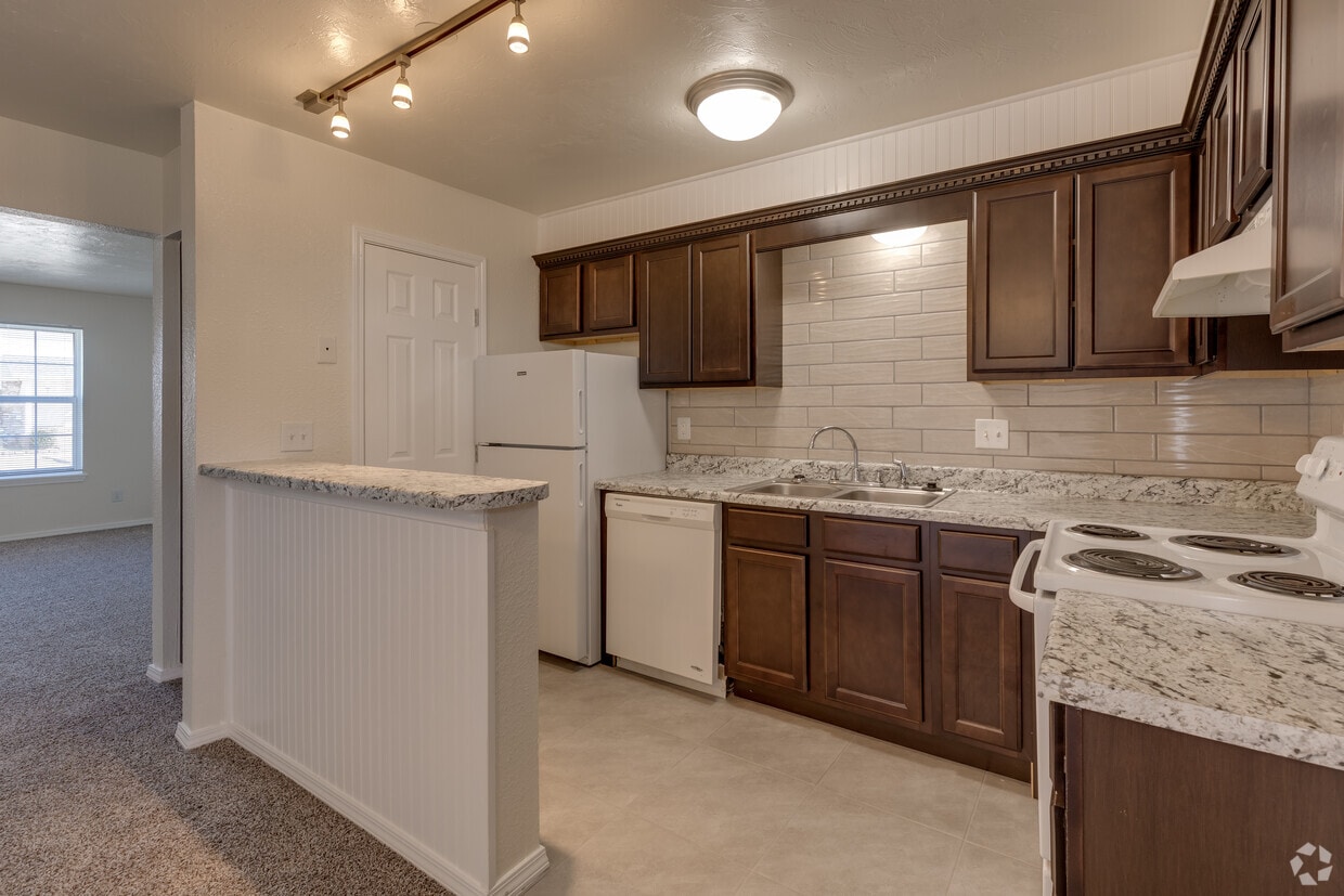 *REMODELD* 2BR, 1-1/2BA - 1200SF - Chevy Chase Apartments