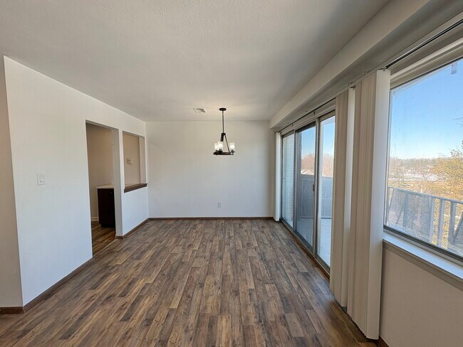 Foto del edificio - 6640 Pearl Rd