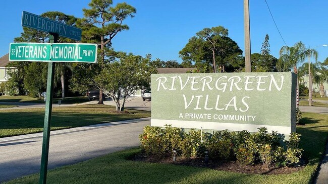 Foto del edificio - 1325 SE Rivergreen Cir