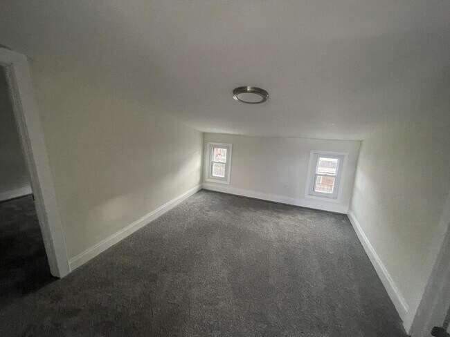 Foto del edificio - "Spacious 5-Bedroom Gem with 2 Full Baths on Logan Street - Your Harrisburg Haven Awaits!"