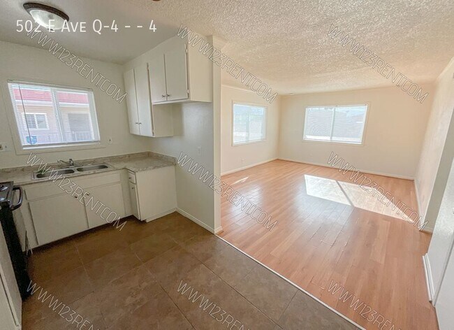 Building Photo - 2BD/ 1BTH SECOND FLOOR APARTMENT EAST PALM...