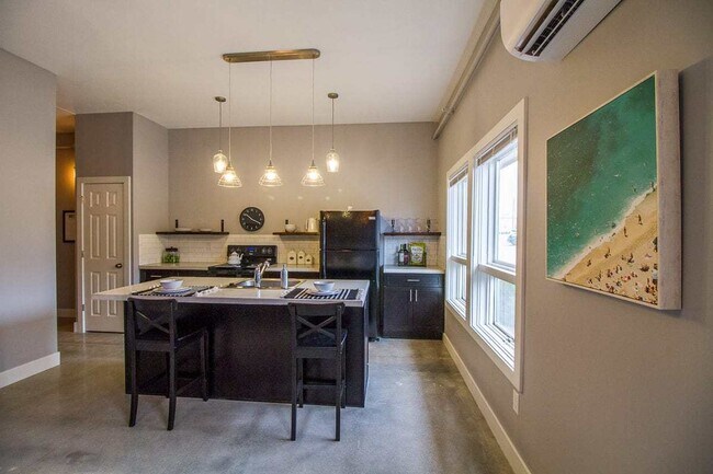 Foto del edificio - Welcome to Urban Studio 43 – Comfort, Convenience & Contemporary living in South Kansas City