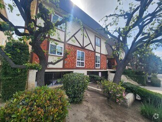 Building Photo - 7432 Hazeltine Ave