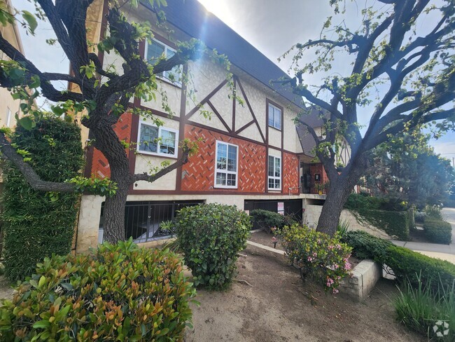 Building Photo - 7432 Hazeltine Ave
