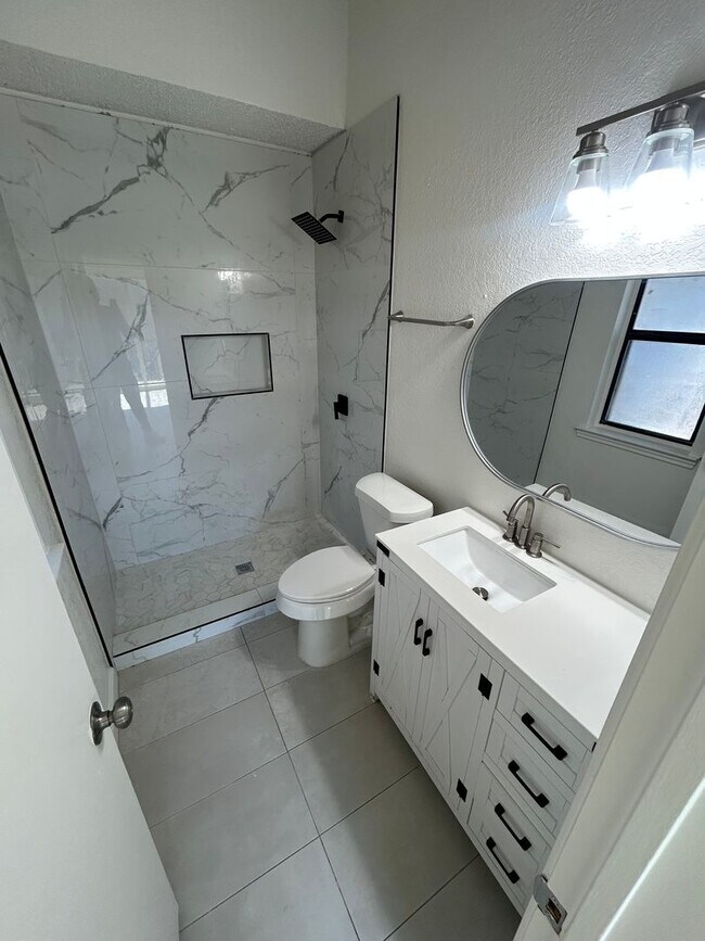 Foto del edificio - At such an affordable rental rate, this ho...