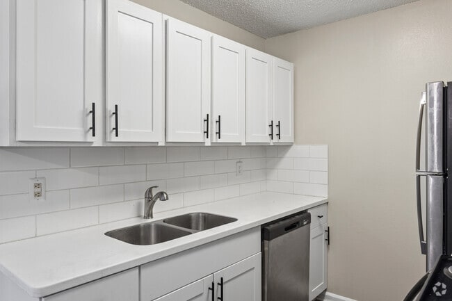 2BR, 2BA - 880SF - Kitchen - Park View Apartments