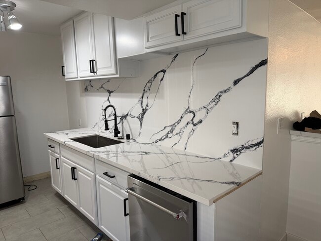 Building Photo - 1418 14th St, Santa Monica, CA 90404
