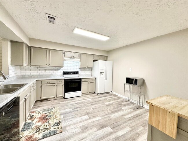 Foto del edificio - 12006 Fork Creek Dr