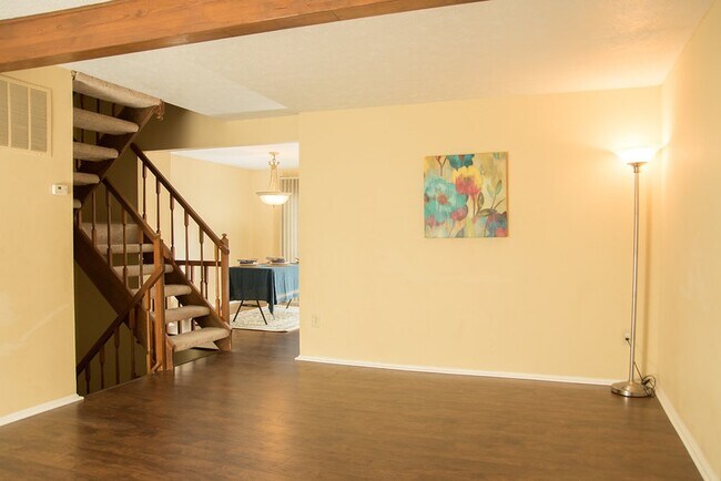 Sala familiar transformada en comedor - 2847 Mossy Brink Court