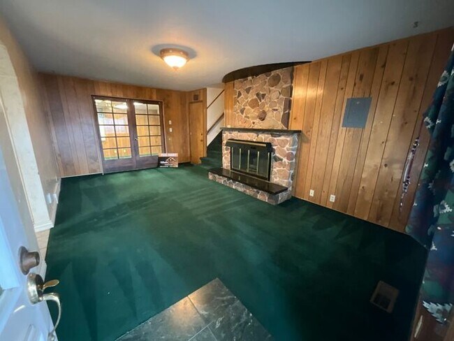 Building Photo - 3 bdrm 3 bath Home 2 car Garage 1.8 Acres Horse property. All Utilities included.