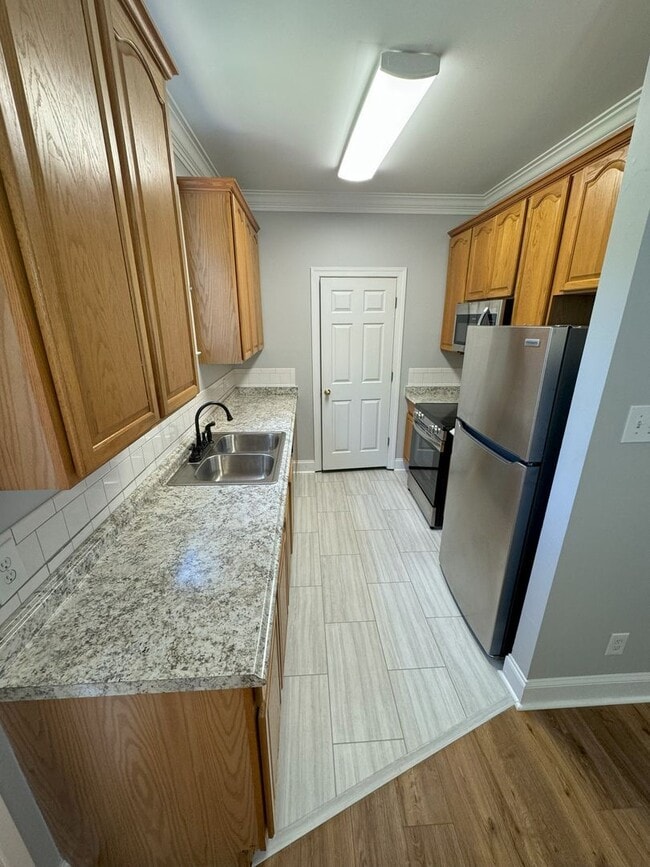 Building Photo - Discover Your Dream Home