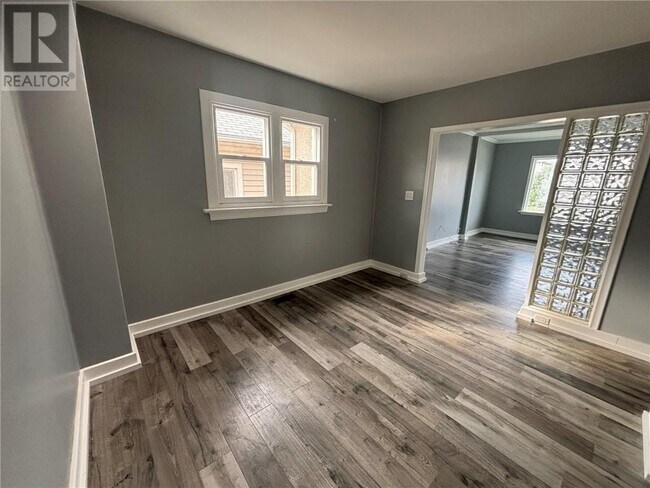 Photo du bâtiment - Spacious 2.5 Bed / 1 Bath Detached Home in...