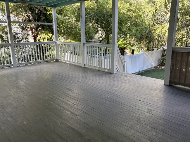 Entertaining Porch - 1017 White St