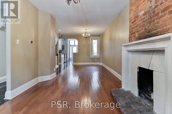 Photo du bâtiment - 251 Bedford Rd