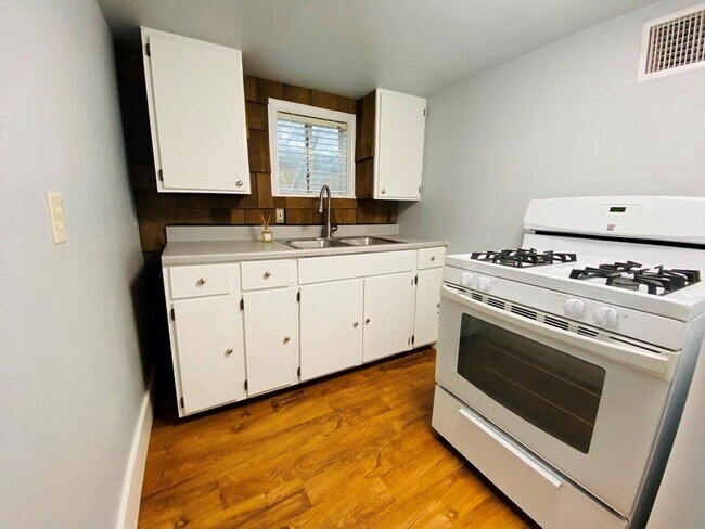 Building Photo - BRACKENRIDGE ST 2102