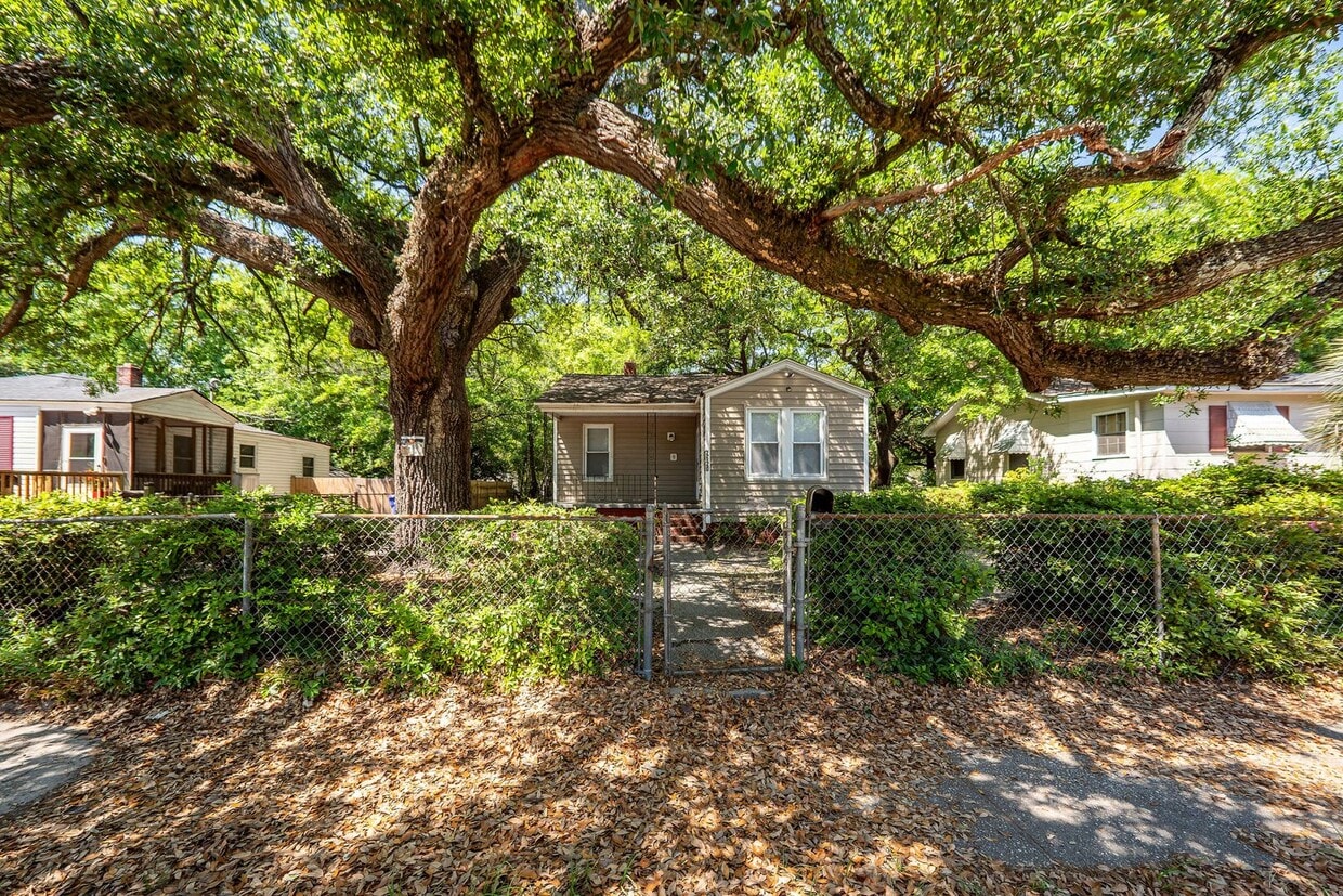 3 Bedroom, 1 Bathroom Home in Dorchester Terrace - North Charleston - 3 Bedroom, 1 Bathroom Home in Dorchester Terrace - North Charleston