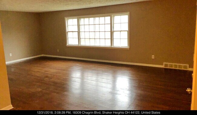 Building Photo - SHAKER HEIGHTS 3 bed/ 1.5 Bath DOWN