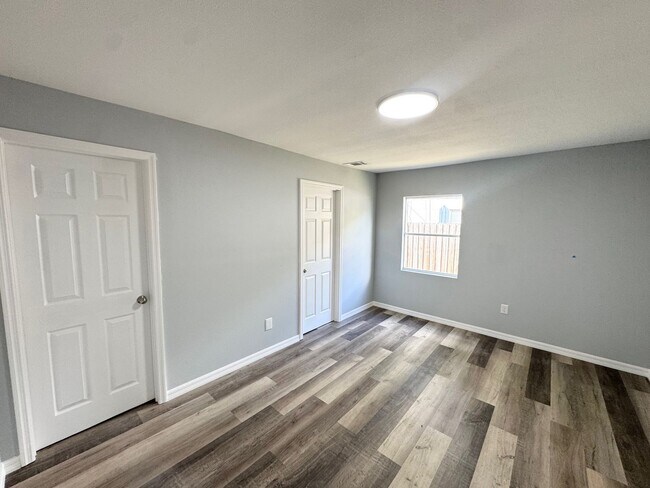 Foto del edificio - GORGEOUS REMODELED 3BR/2BA Zephyrhills Home with HUGE SCREENED IN PORCH and Shed