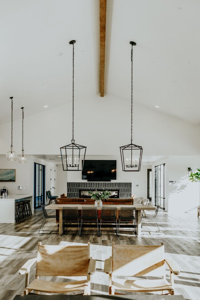 Building Photo - Park West at Stockdale River Ranch