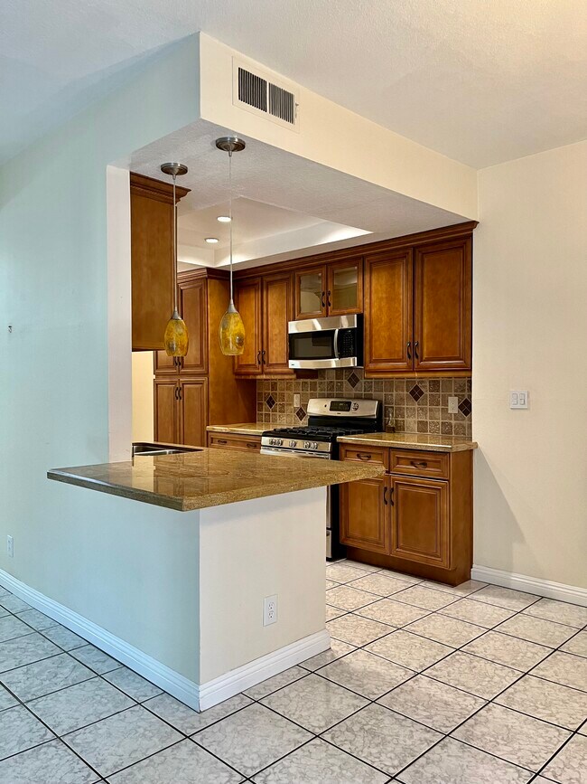 Spacious kitchen - 431 S Kingsley Dr