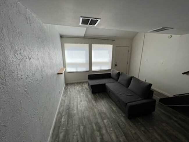 Foto del edificio - 351 S Estes St